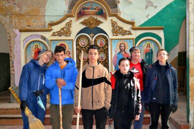 Трудовой десант на уборке храма и территории