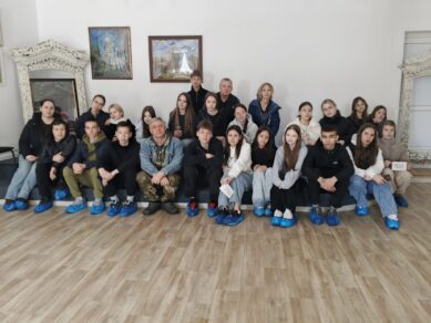 Юные волонтёры на уборке храма Рождества Богородицы и территории музея